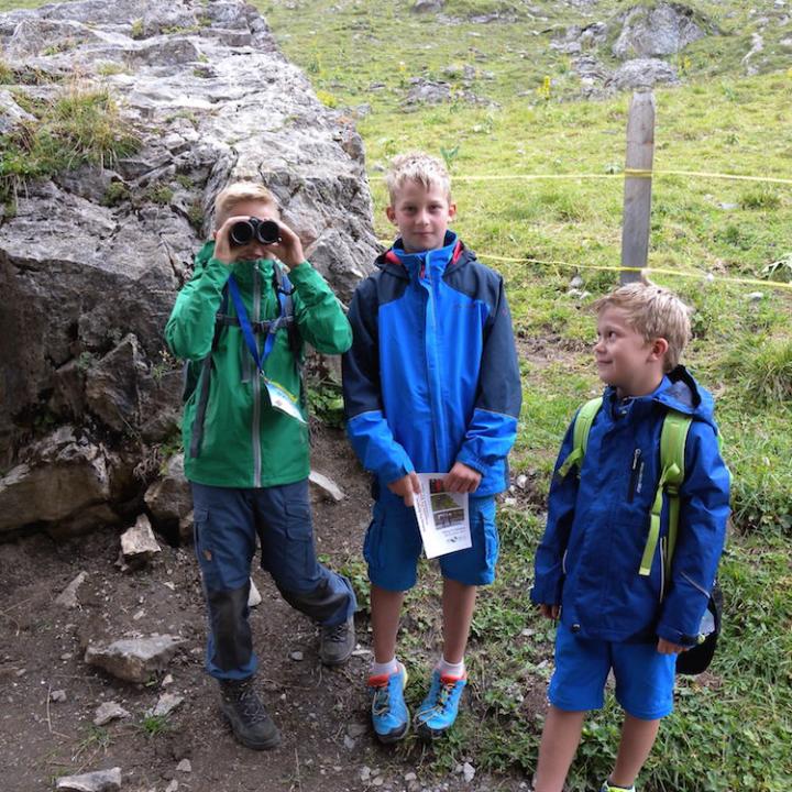 Grosse und kleinere Beobachter hatten heute viel zu sehen am Infostand. Hier die eifrigen Beobachter Moritz, Elia und Matteo (von links nach rechts). 