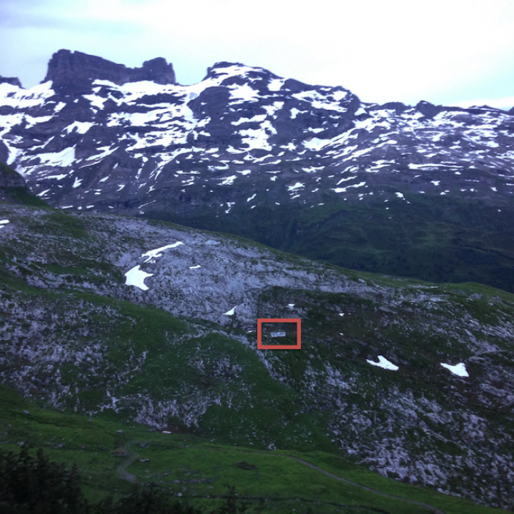 Die beiden Container (rotes Viereck) inmitten der Bergwelt