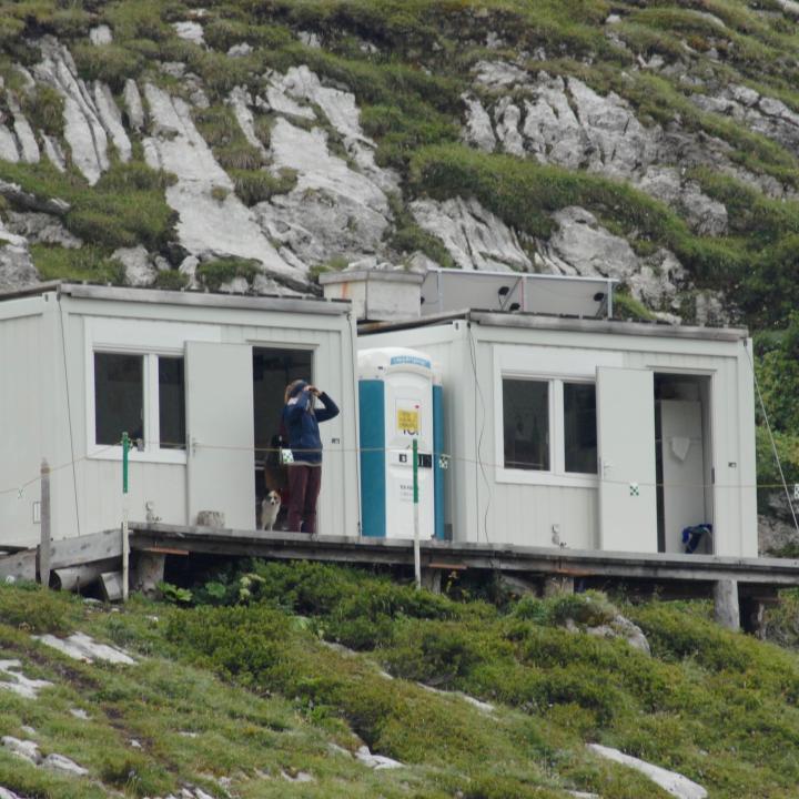 Die Überwachungs-Container – rechts wird geschlafen, links gekocht und gearbeitet