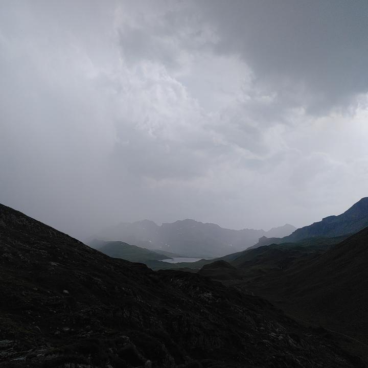 Gewitterwolken und eine Regenwand nähern sich dem Henglihang