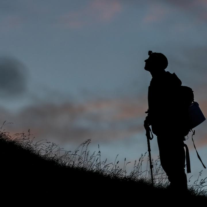 Früh morgens unterwegs im Henglihang mit dem Futter für die Bartgeier. (c) Hansruedi Weyrich 