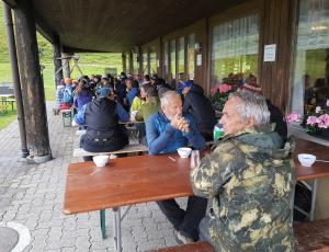 Älplerabend bei der Terrasse vom Bergasthaus Tannalp.