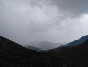 Gewitterwolken und eine Regenwand nähern sich dem Henglihang