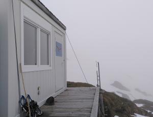 Die Überwachungsstation im Nebel